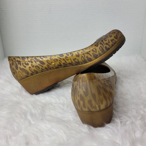 Crocs  Carlisa Womens Mini Wedge Shoes Size 8 Slip On Closed Toe Leopard Print - Picture 5 of 11